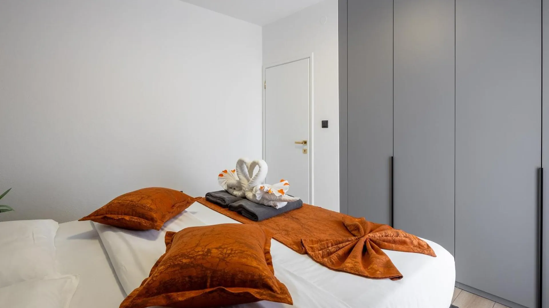 Apartments By The Sea Seget Donji, Trogir - 23134 0*,  Croácia